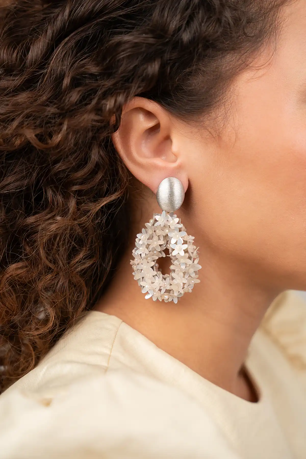 Light Nude Earrings Ivy Flower Drop L  lott-theme.productDescriptionPage.SEO.byTheBrand