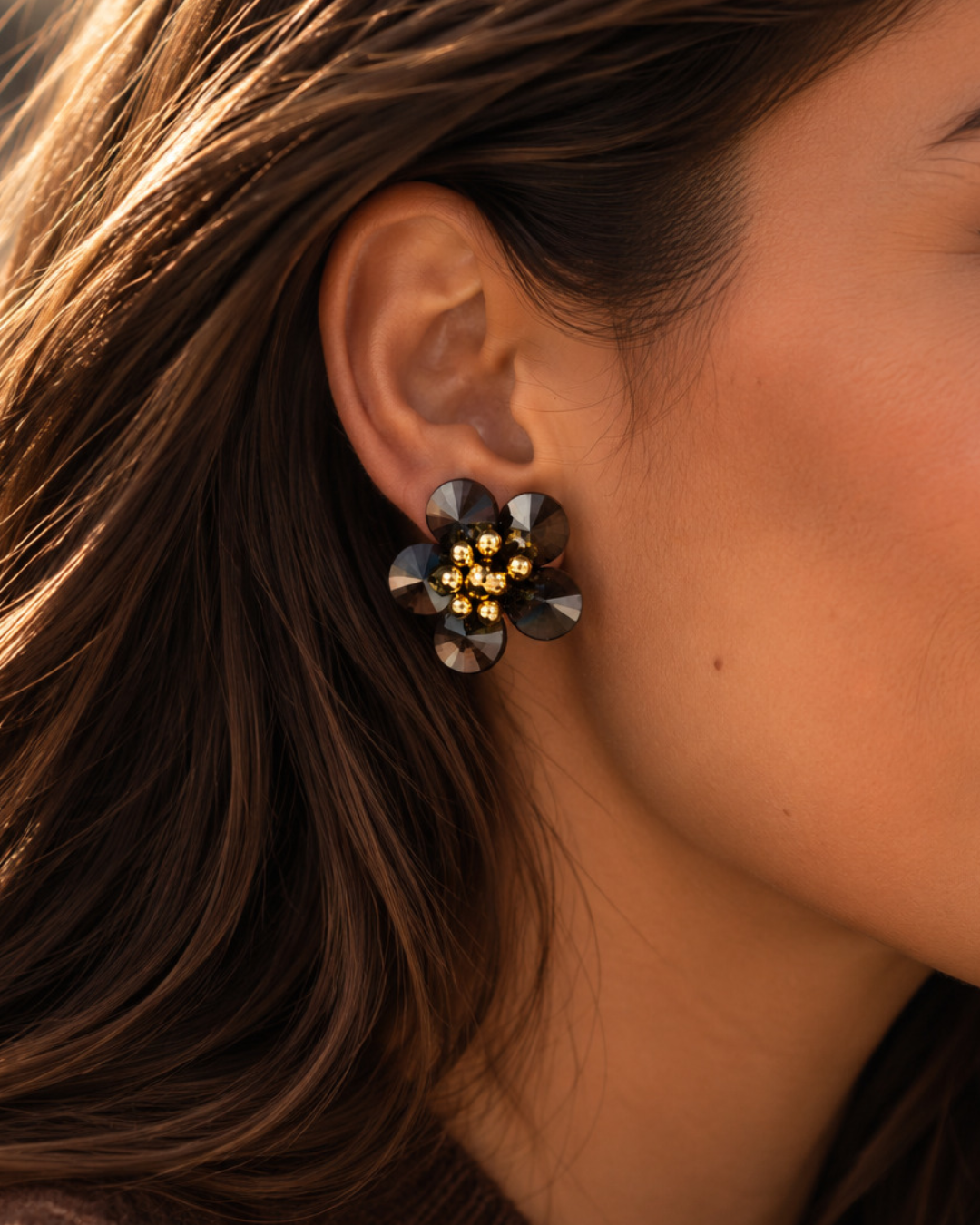 Teuntje - Oorbellen Flower Stud - Bruin/Gouden