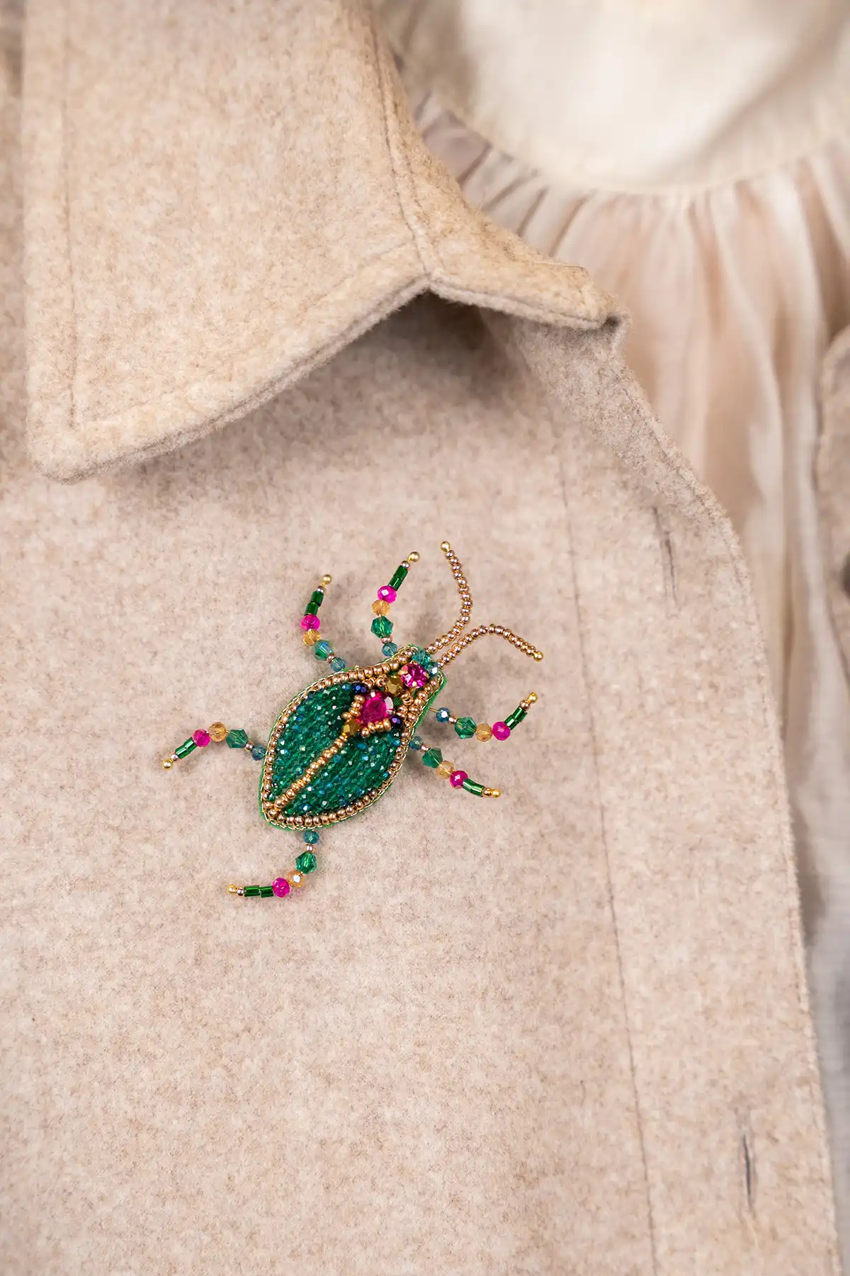 Broche Lucky Scarabee S - Emerald/Pink lott-theme.productDescriptionPage.SEO.byTheBrand