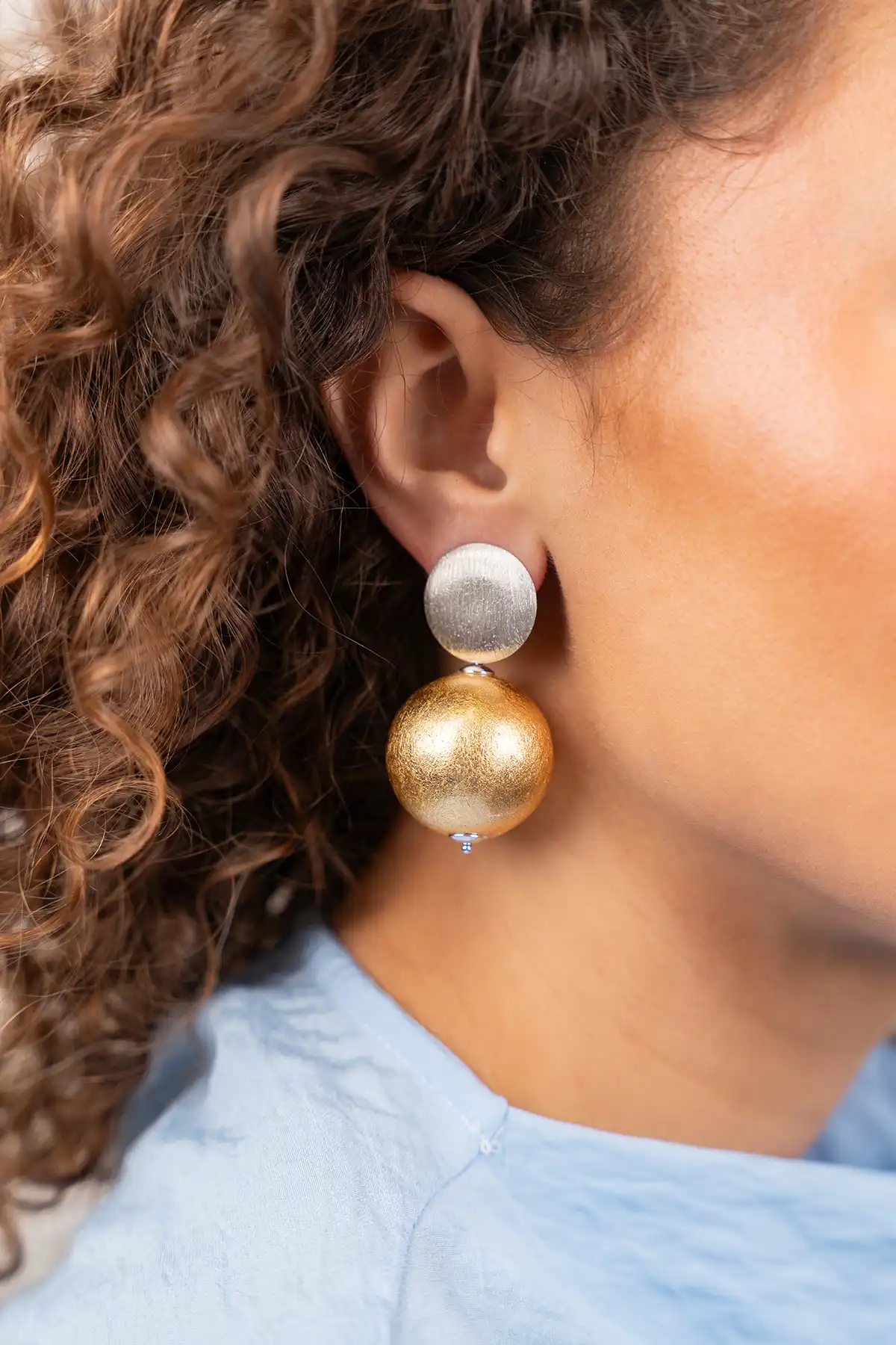 Goudkleurige Oorbellen Isa Earring Globe M