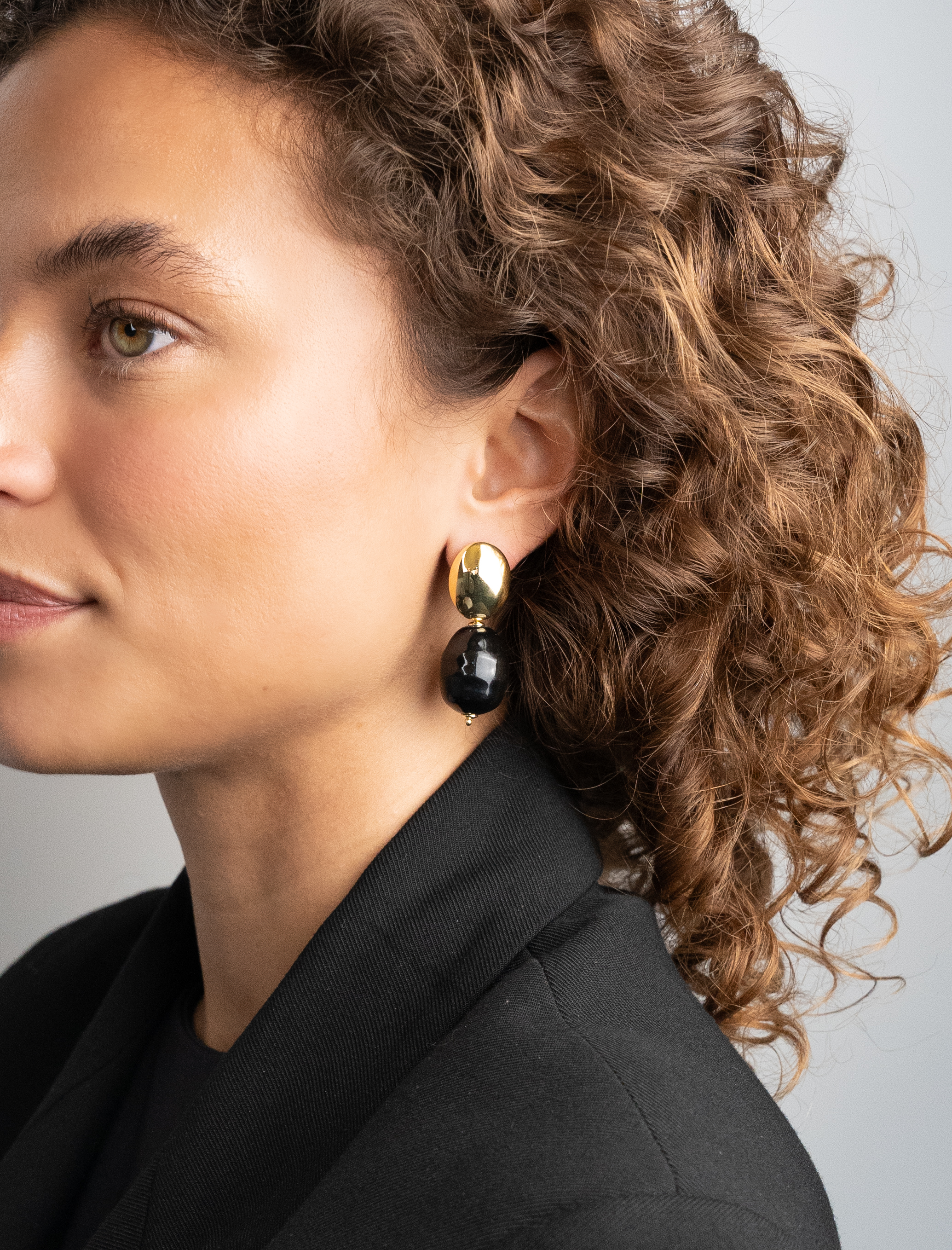 Zwarte Parel Oorbellen Mother Earth Gaby Llott-theme.productDescriptionPage.SEO.byTheBrand