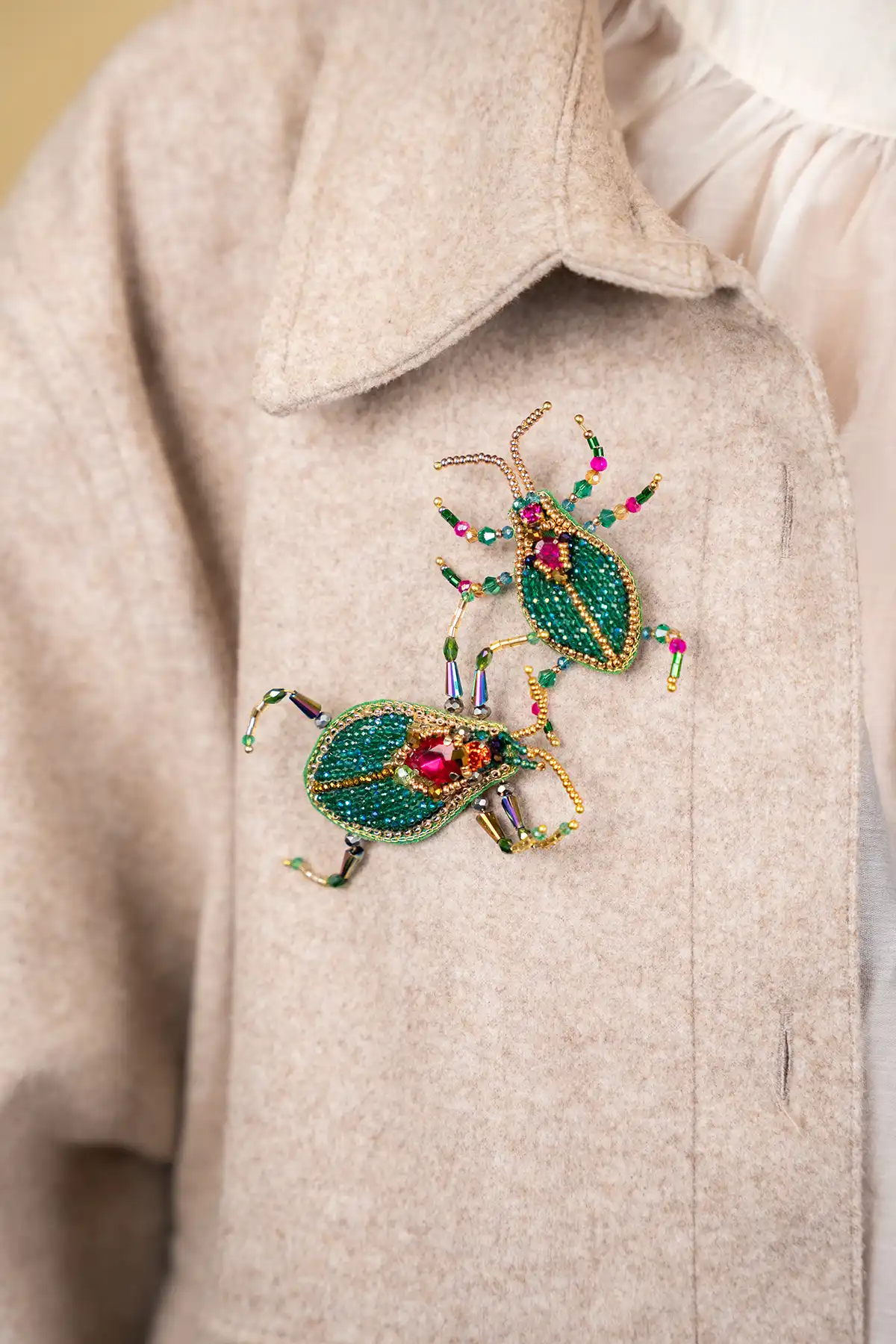 Brooch Lucky Scarabee L - Emerald/Pink lott-theme.productDescriptionPage.SEO.byTheBrand
