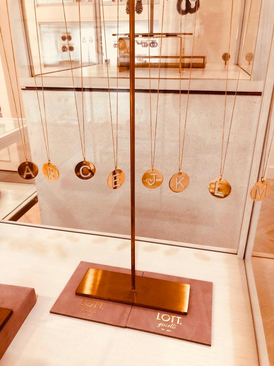 Gouden hangertje L initial muse necklace charm